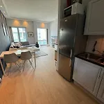 Moderne Og Sentrumsnaer Leilighet